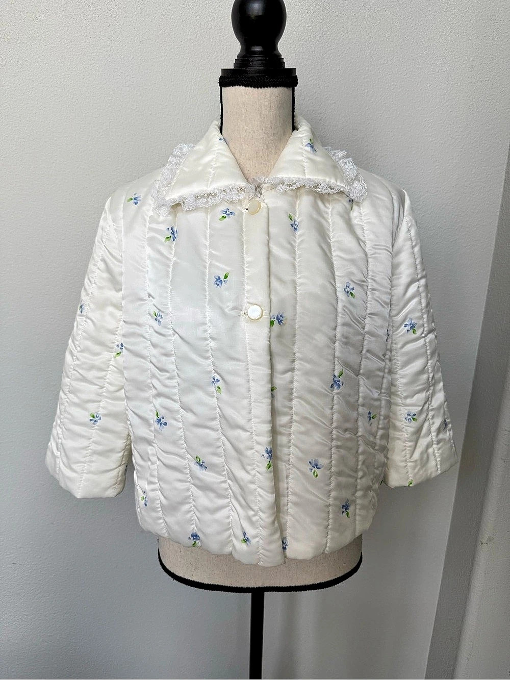 Nanette Vintage Floral Quilted Bed Jacket in White Size Small